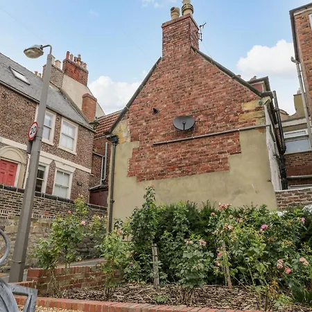 April بيت للعطل