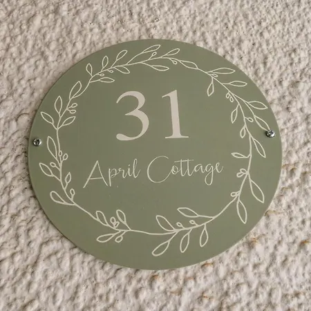 Semesterbostad April