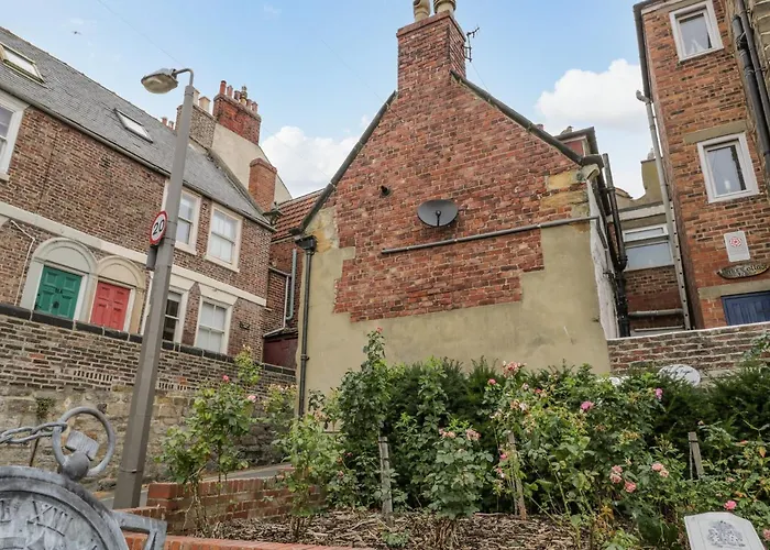 April بيت للعطل