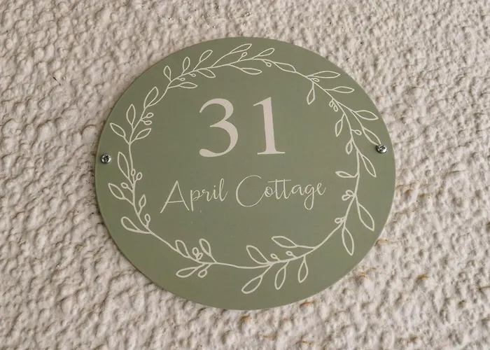 بيت للعطل April