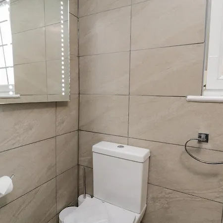 April Γουίτμπι