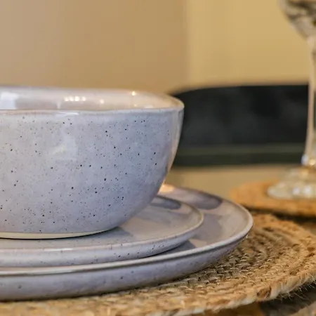 April * Γουίτμπι